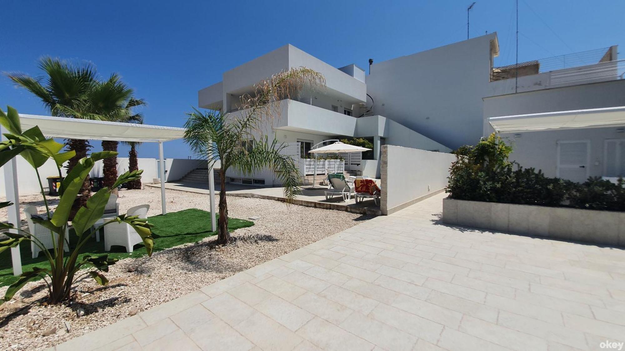 Villa Mediterranea Apartments - Seaview, Pool & Garden باري المظهر الخارجي الصورة